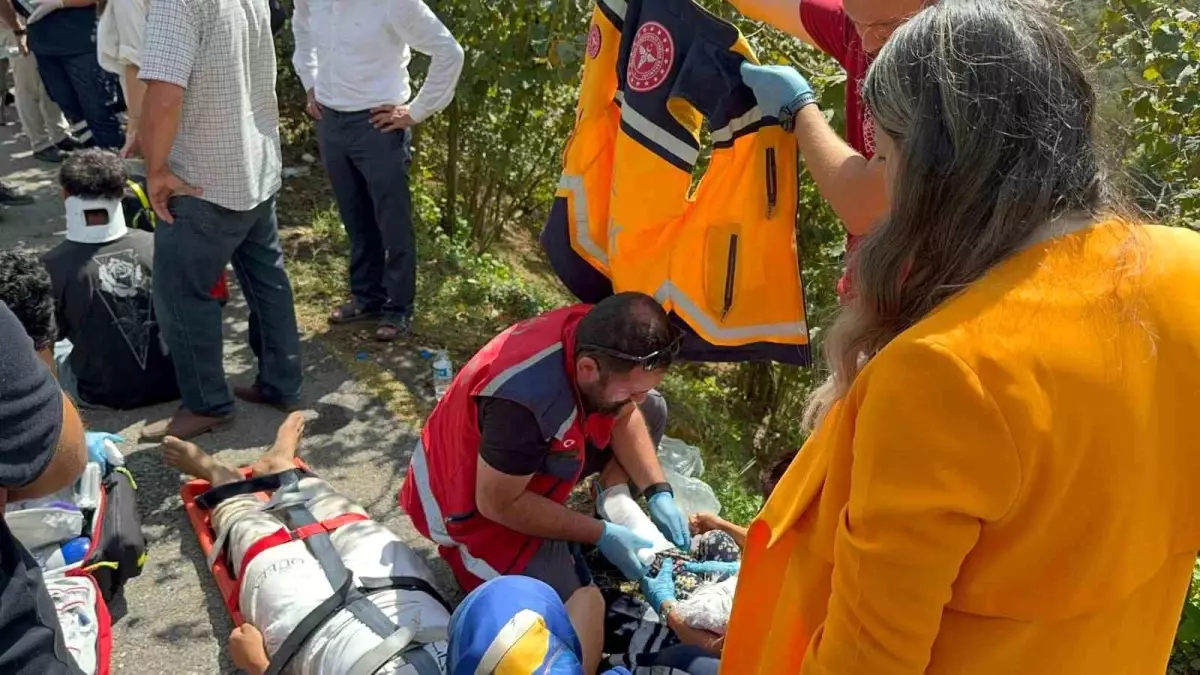 Düzce’de Fındık İşçilerini Taşıyan Minibüs Kaza Yaptı