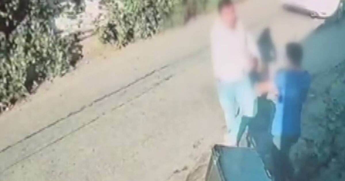 Kocaeli’de motosiklet sürücüsü ile yayanın kavgası güvenlik kamerasında