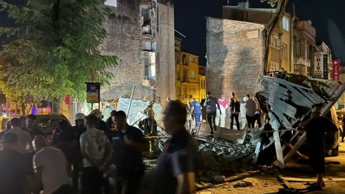 SON DAKİKA: İstanbul’da 3 katlı bina çöktü: Enkaz altında kalanlar var!