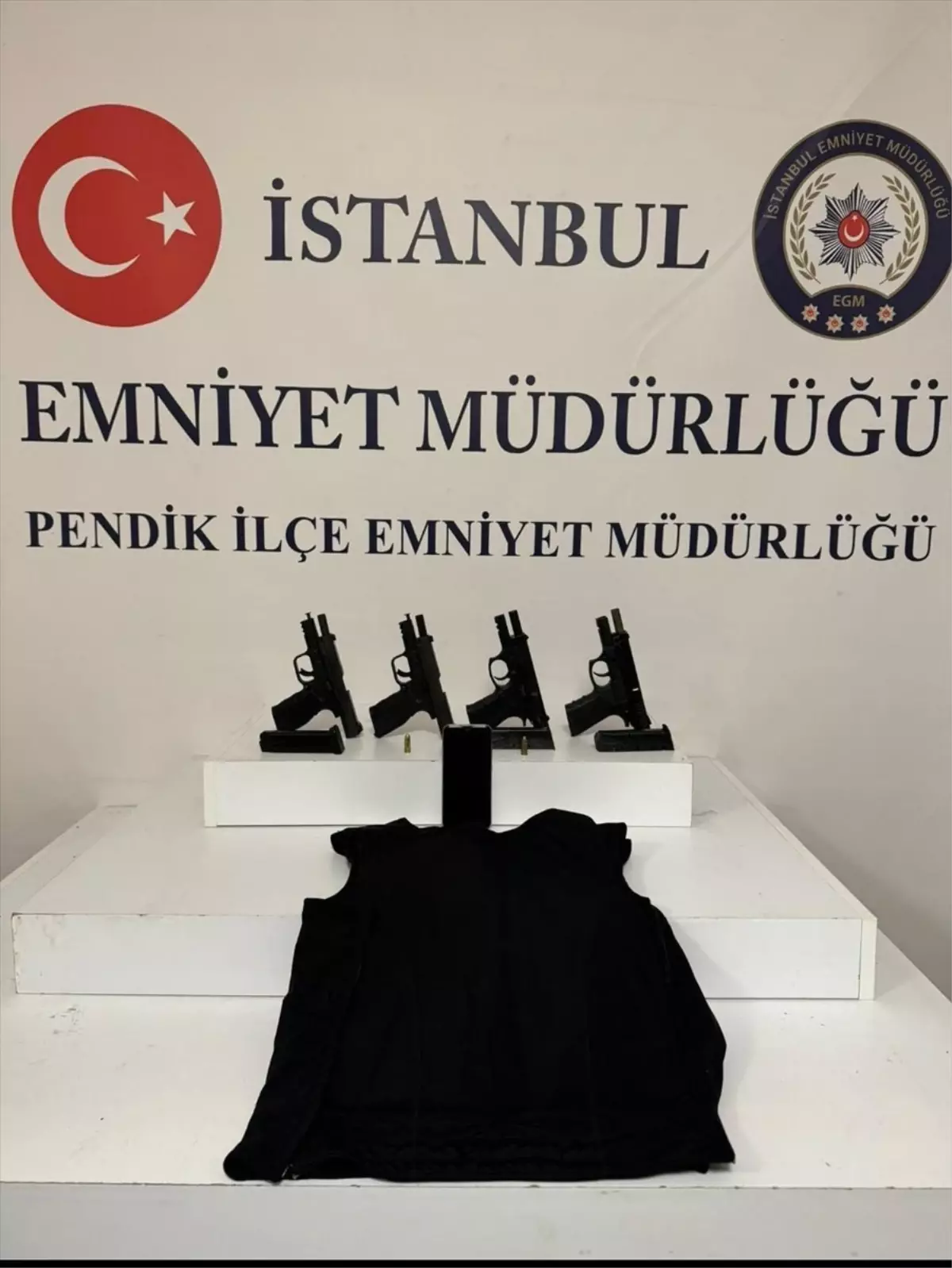 Pendik’te Operasyon: 4 Ruhsatsız Silah ve Yelek Ele Geçirildi