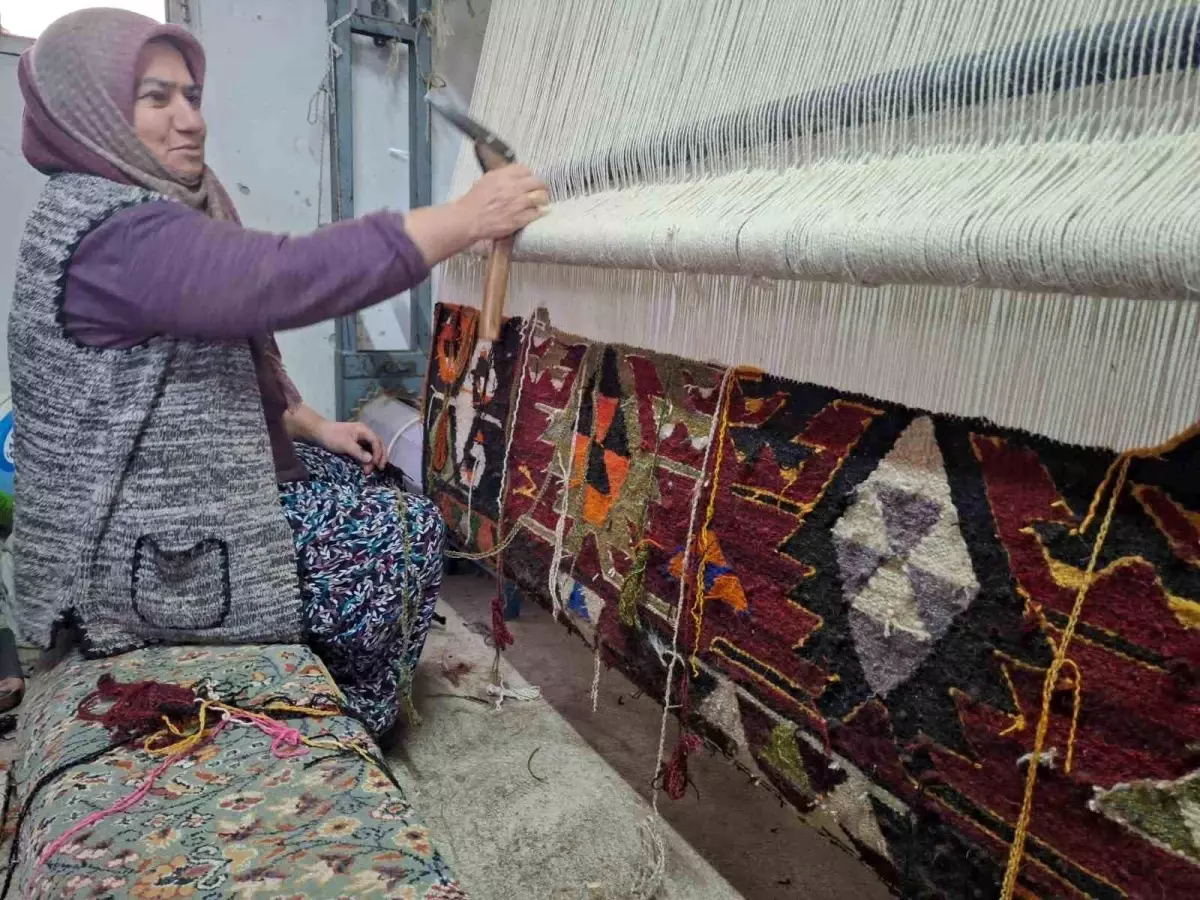 Manisa’da Kadınlar Geleneksel Kilim Dokumacılığını Sürdürüyor