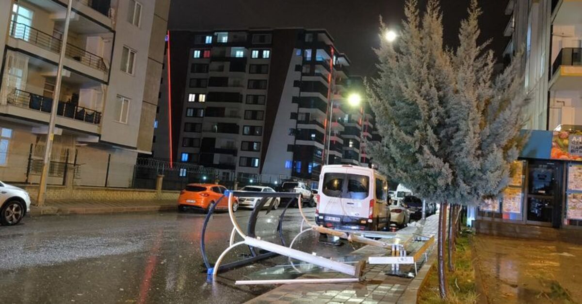 Siirt’te şiddetli rüzgar otobüs durağını devirdi