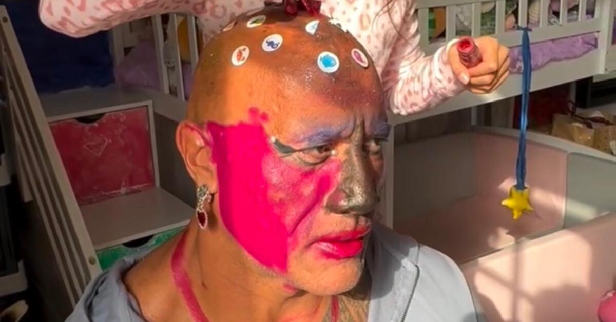 Dwayne Johnson’a kızları makyaj yaptı