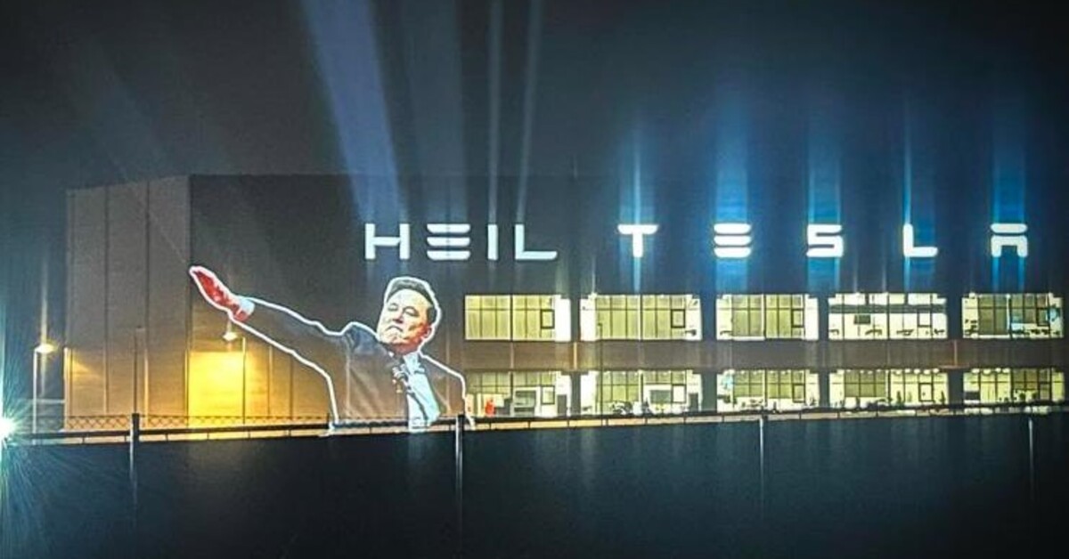 Elon Musk’ın tartışmalı ‘Nazi’ selamlaması Tesla fabrikasına yansıtıldı