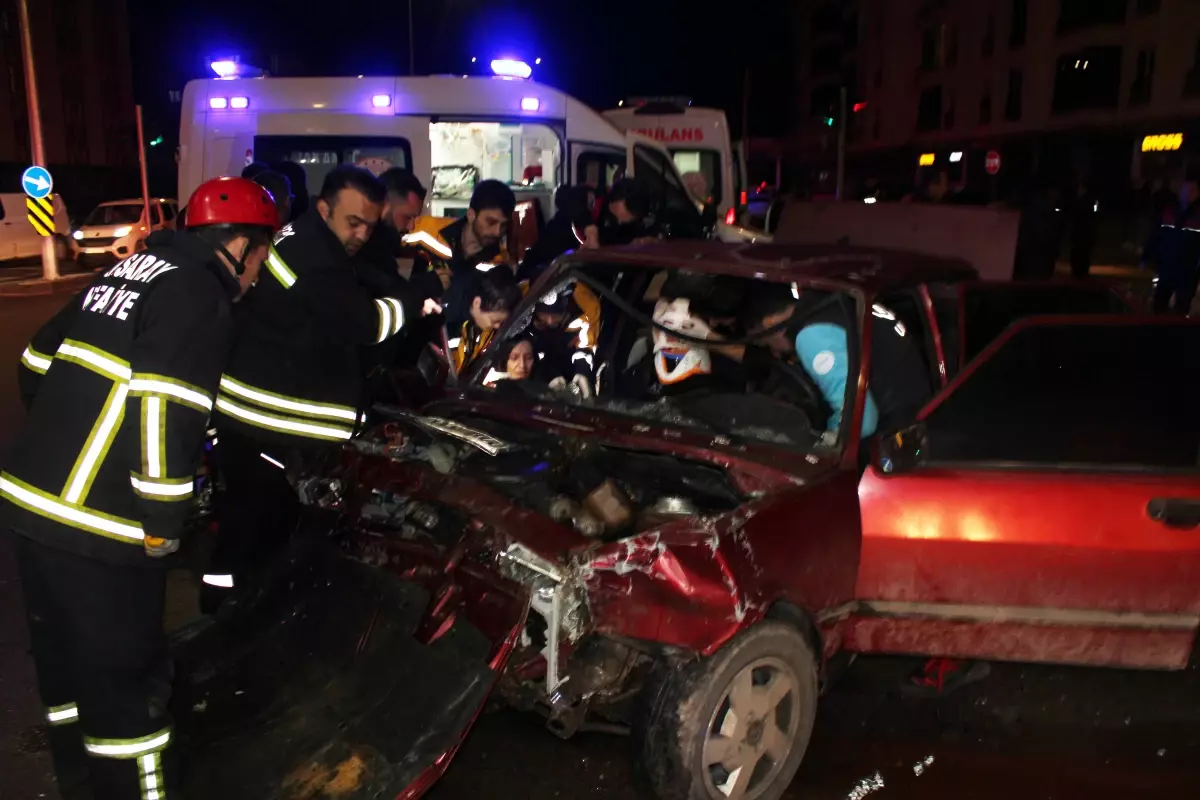 Aksaray’da ‘Dur’ İhtarıyla Kaçmaya Çalışan Genç Sürücünün Yaptığı Kaza 4 Kişiyi Yaraladı