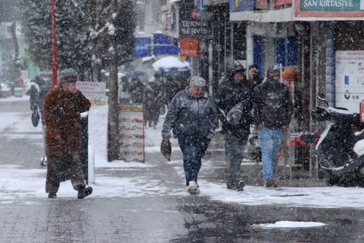 Bolu’da Kar Yağışı Kent Merkezini Beyaza Bürüdü