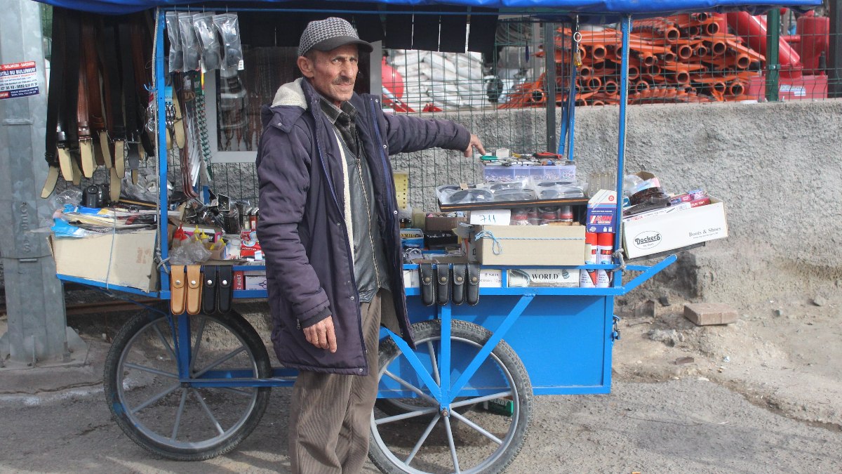 Kayseri’de 62 yaşındaki Ali Sert 40 yıldır seyyar çakmak tamiri yapıyor