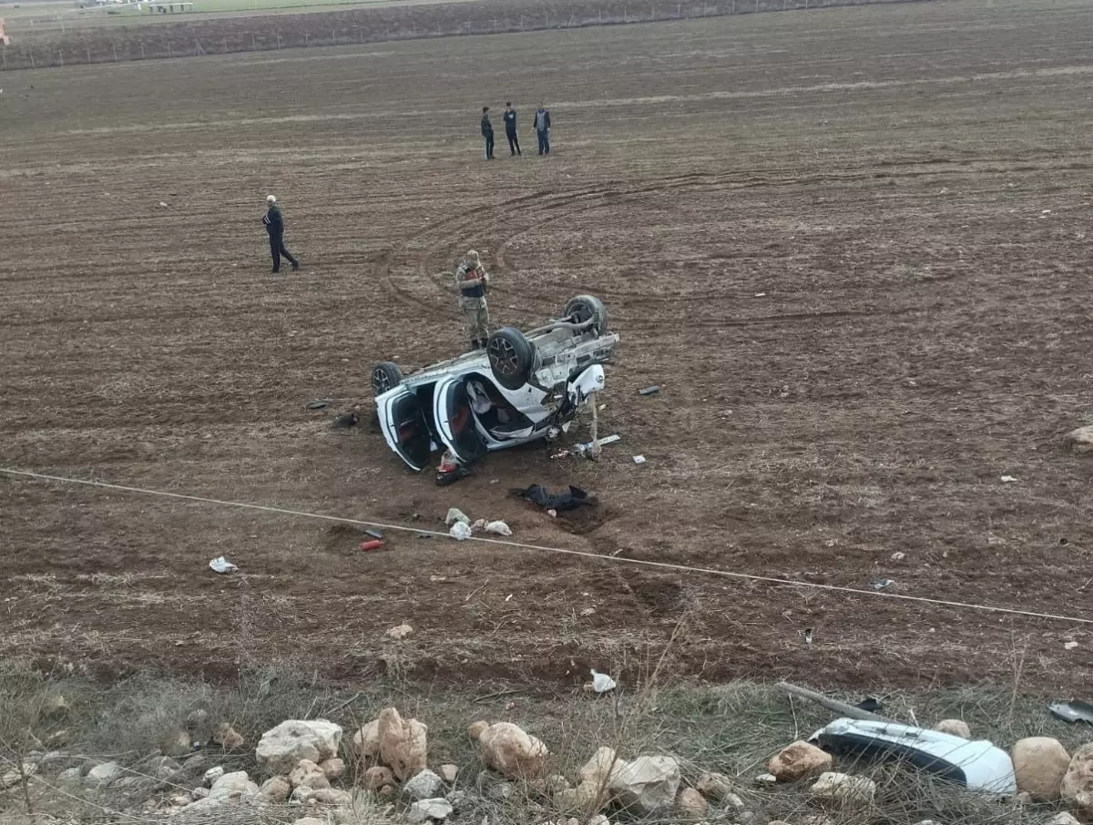Köpeğe Çarpmamak İçin Manevra Yapan Sürücü Devrildi: 3 Yaralı