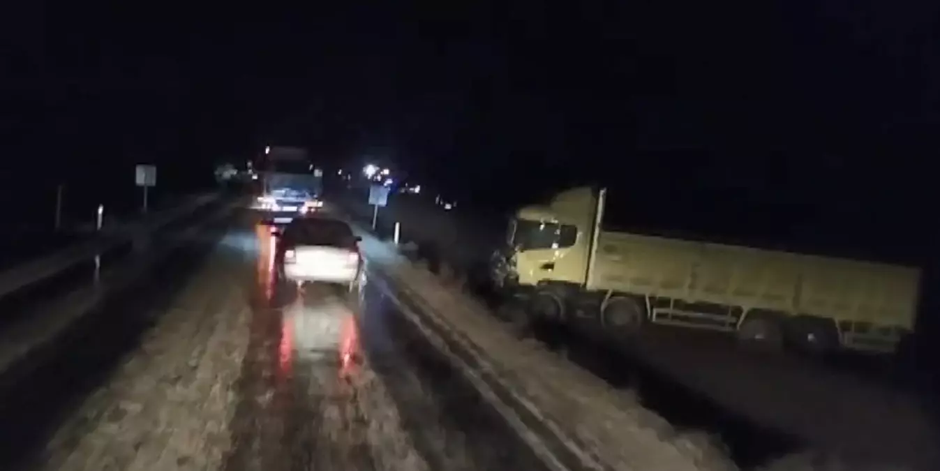 Nallıhan’da Zincirleme Kaza: 5 Araç Hasar Gördü
