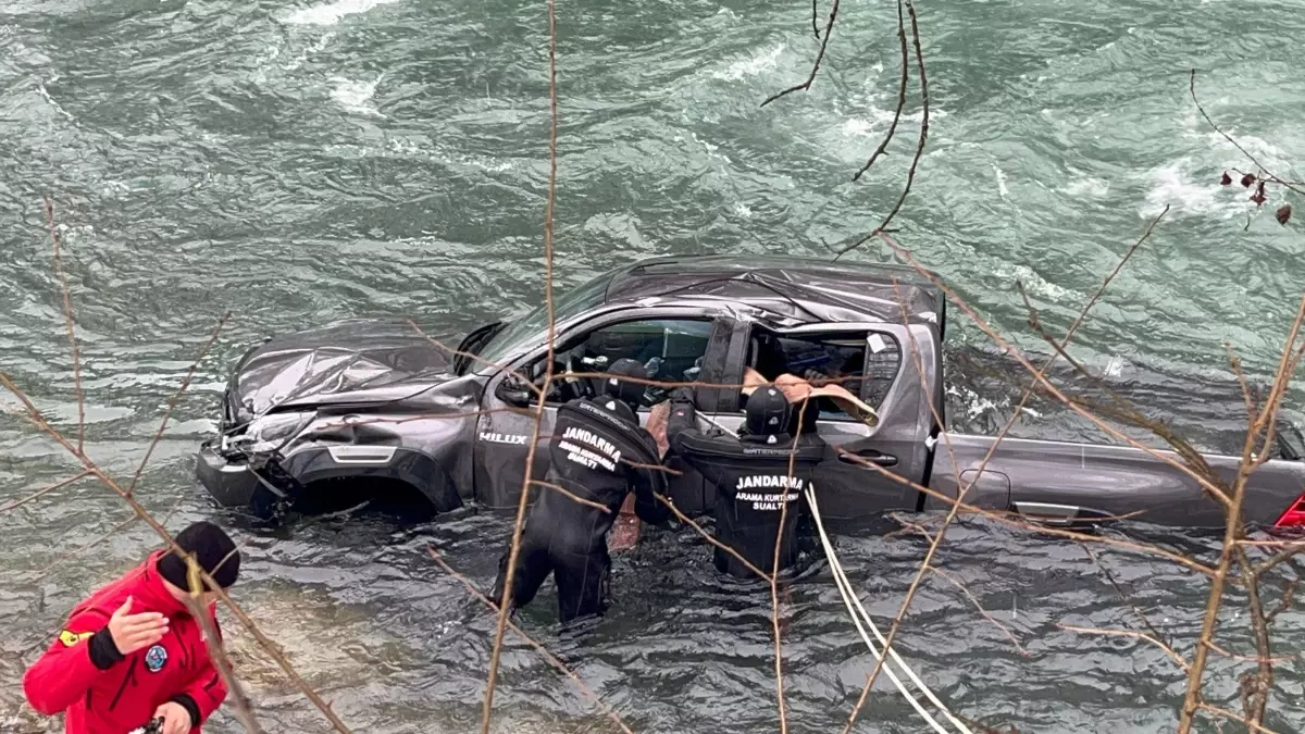 Tunceli’de Kamyonet Munzur Nehri’ne Uçtu