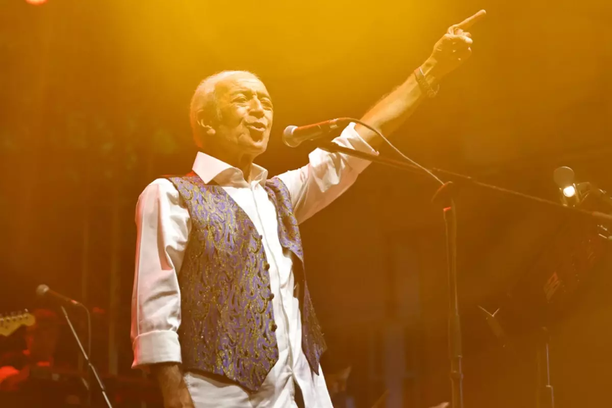 Edip Akbayram’a eşinden duygusal veda