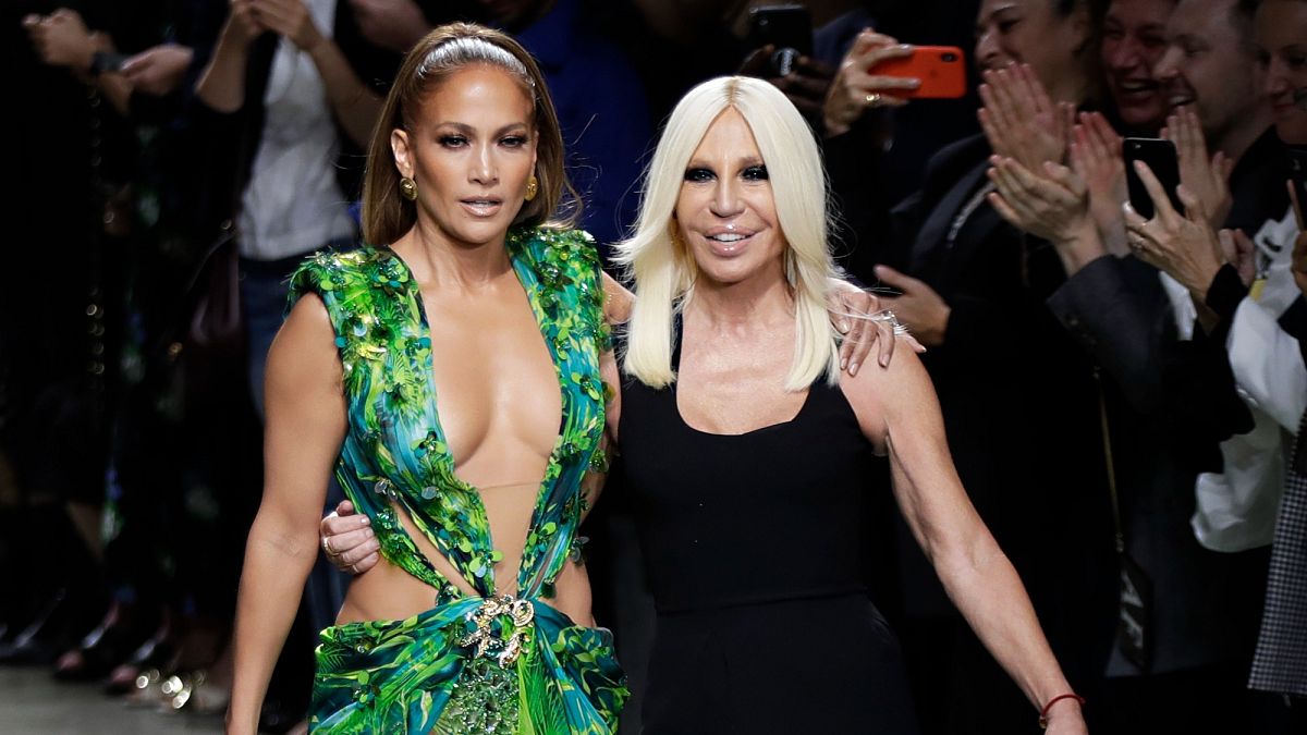 Donatella Versace’nin modanın çehresini değiştiren altı en iyi tasarımı